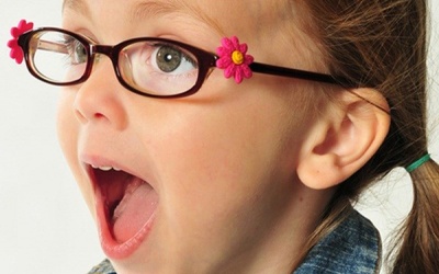 Cho trẻ đi khám mắt ngay và luôn nếu có 10 dấu hiệu sau