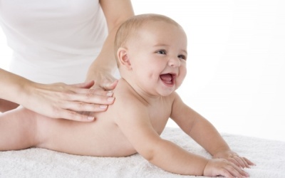 Mẹ cần đọc: Hướng dẫn massage hạ sốt cho trẻ