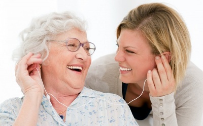 Nghe kém, tai điếc dễ bị mất trí nhớ và bệnh Alzheimer