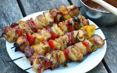 Bày tiệc thịt xiên nướng ăn chơi khi nghỉ lễ ở nhà