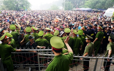 Biển người chen chân dâng hương giỗ Tổ