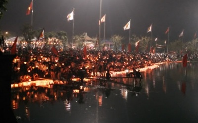 Tân Chủ tịch nước dự lễ thả hoa đăng cầu quốc thái dân an