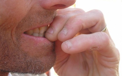 Nếu thường xuyên cắn da quanh móng tay, có thể bạn đang mắc một loại rối loạn tâm thần 