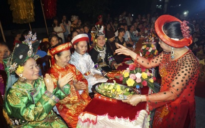 Nghìn người tới xem diễn xướng hầu đồng nhân dịp Quốc giỗ