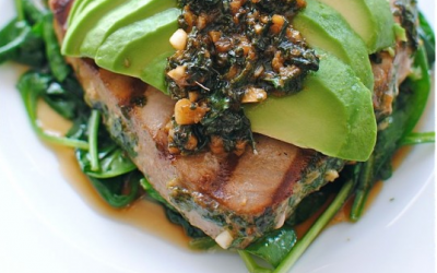 Ngon ngất ngây cá ngừ nướng ăn kèm bơ và cải bó xôi