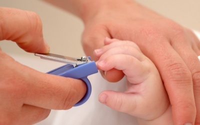 Có nên cắt móng tay cho trẻ sơ sinh?