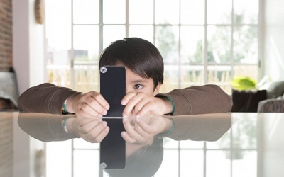 Cảnh báo dùng smartphone nhiều trẻ dễ bị lác mắt!