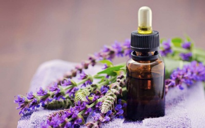 Cách sử dụng tinh dầu xô thơm giúp sinh nở dễ dàng