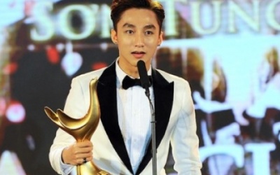Sơn Tùng M-TP 'vượt mặt' Tùng Dương, đạt giải thưởng Ca sỹ của năm