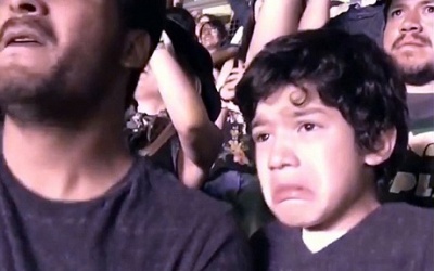 Cậu bé mắc chứng tự kỷ bật khóc trong đêm nhạc rock gây xúc động