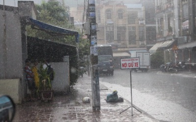 Nhiều tỉnh Nam Bộ và TP.HCM đón cơn mưa trái mùa 