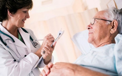 Bí quyết đơn giản để người già không mệt mỏi với nắng nóng