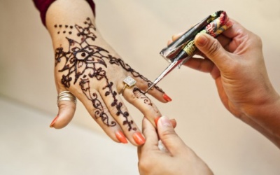 Đi du lịch: Tránh xa xăm hình bằng mực henna màu đen