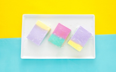 Học cách tự chế xà bông đa sắc màu cho chuyến du lịch hè sắp tới