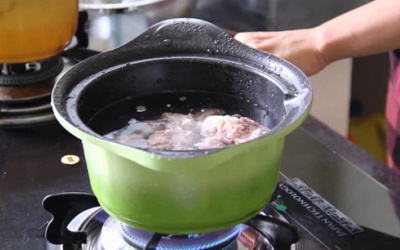 Mẹ thông thái: Đừng dại ninh xương nấu cháo cho con