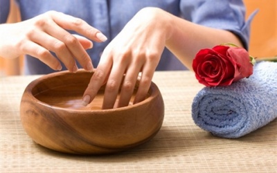 Mẹo tẩy sơn móng tay không cần acetone