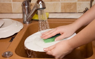 Chẳng lo hại da tay nhờ nước rửa chén tự chế