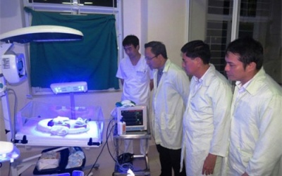 Xót xa em bé mổ từ bụng mẹ sau tai nạn giao thông