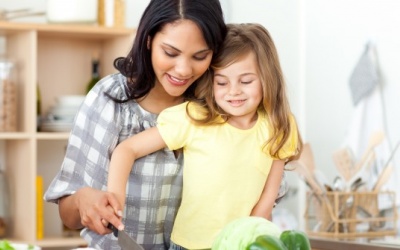 Mẹ con mình cùng vào bếp: Làm kem sữa chua dưa hấu ngon mát tại nhà