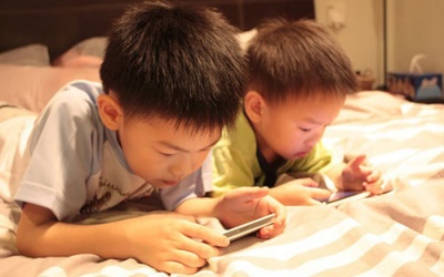 Hạn chế con chơi điện thoại, xem tivi nhiều như thế nào?