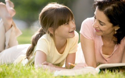 Cách chia sẻ với con gái về những ngày 'đèn đỏ' đầu tiên