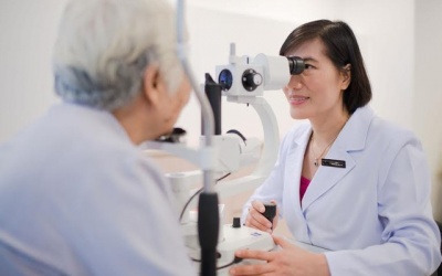 Phòng khô mắt ở người già: Không khó!