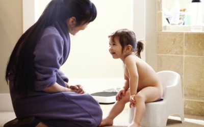 Tập 'xi tè' sớm cho bé lợi hay hại?