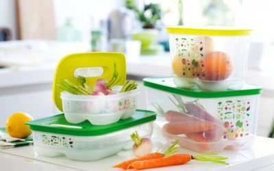 Trẻ răng yếu vì ăn cơm trong hộp nhựa