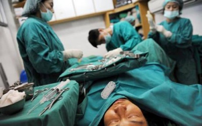 Đình chỉ công tác bác sỹ để quên gạc y tế trong chân bệnh nhân