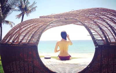 'Phát sốt' trước ảnh HH Phạm Hương để ngực trần tắm nắng