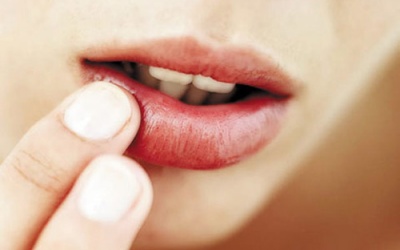 Môi bị ngứa, sưng lên là bệnh gì?