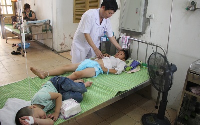 Nắng nóng tăng cao, trẻ ùn ùn đi viện