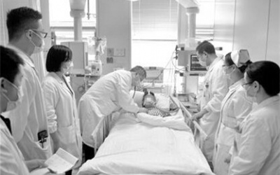 Ngộ độc sau khi ăn tôm càng, tính mạng sản phụ bị đe dọa