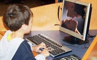 Con xem phim sex bố mẹ làm gì?