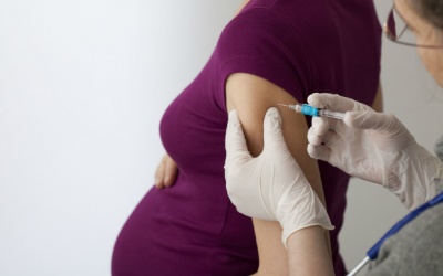 Trẻ sinh non hưởng lợi nhờ mẹ sớm tiêm vaccine