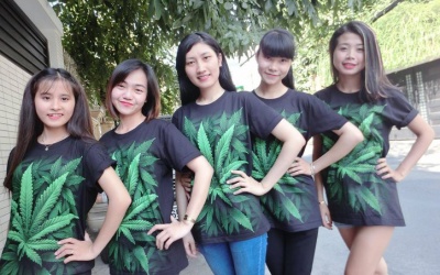 Bán hoặc mặc áo in lá cần sa có thể bị phạt 100 triệu đồng