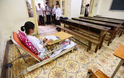 Thí sinh làm bài thi trên giường bệnh