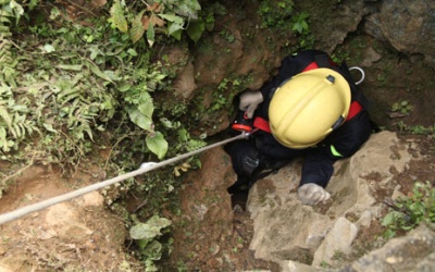 Đưa thi thể phu vàng đầu tiên ra khỏi hang sâu