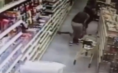 Người đàn ông lạ mặt táo tợn giật lấy bé gái 13 tuổi khỏi mẹ trong siêu thị