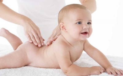 Những loại dầu tốt nhất mẹ nên dùng massage cho bé