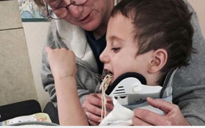 Hành động nhanh trí của đôi vợ chồng cứu sống em bé gặp nạn lìa đầu