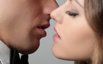 Bệnh tật tiềm ẩn đằng sau nụ hôn