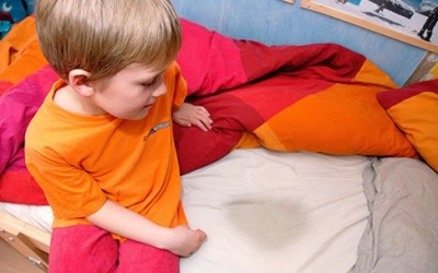Trẻ 5 tuổi vẫn đái dầm, cha mẹ phải làm sao?