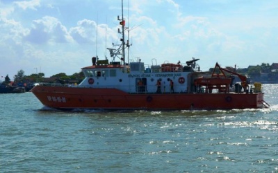 Đưa thi thể Thượng tá phi công Trần Quang Khải vào bờ