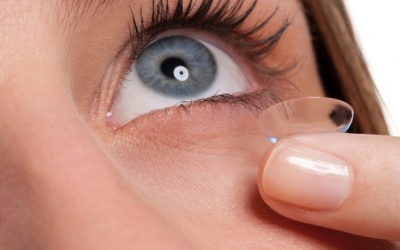 Đeo kính áp tròng khi đi bể bơi có an toàn hay không?