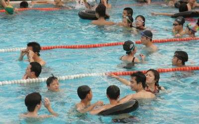 Bố mẹ vô tình hại con vì cho đi bơi phản khoa học