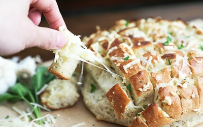 Bánh mì nướng tỏi thơm ngon mềm mịn chỉ dễ như thế này sao?