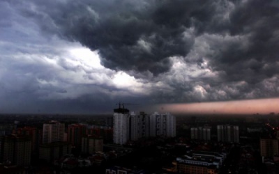 Áp thấp nhiệt đới trên biển Đông gây mưa rào và dông mạnh