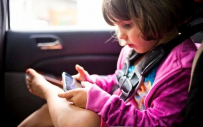 Nghiện smartphone có thể teo cơ ngón tay