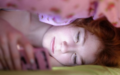 Cảnh báo: 2 người bị mù tạm thời vì xem smartphone trên giường ngủ